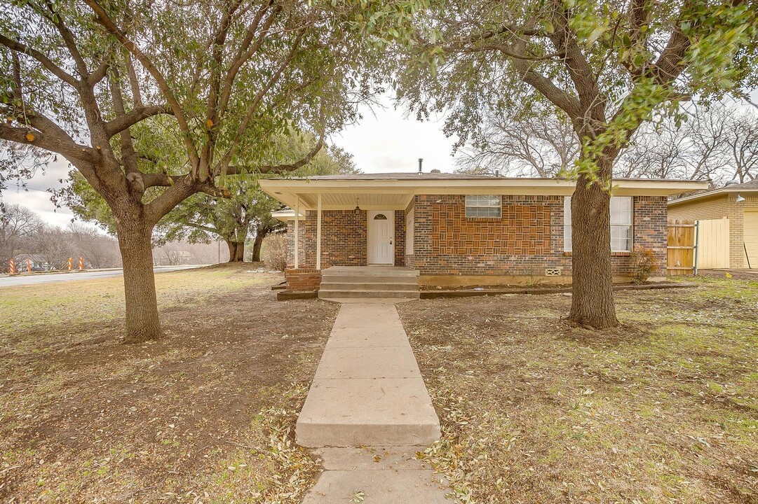 4605 Trail Lake Dr in Fort Worth, TX - Building Photo