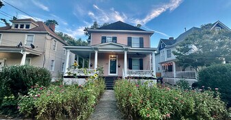 422 Woods Ave SW, Unit A in Roanoke, VA - Building Photo