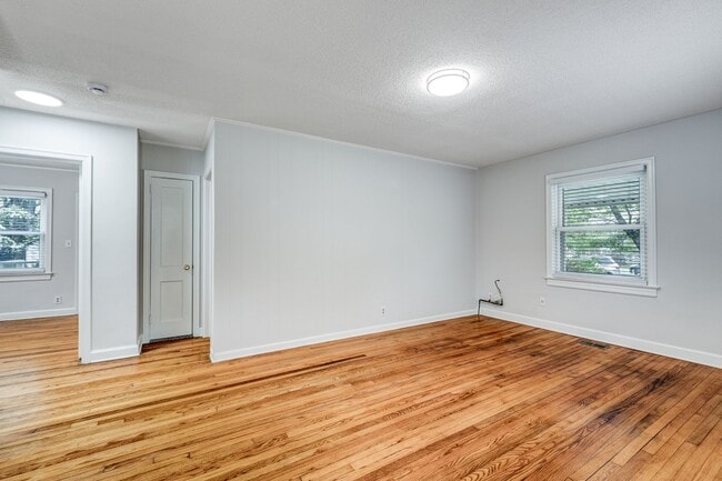 2735 Robin Hood Dr in Greensboro, NC - Foto de edificio - Building Photo