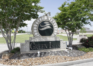 Green Isle Townhomes in Dickinson, TX - Building Photo - Building Photo