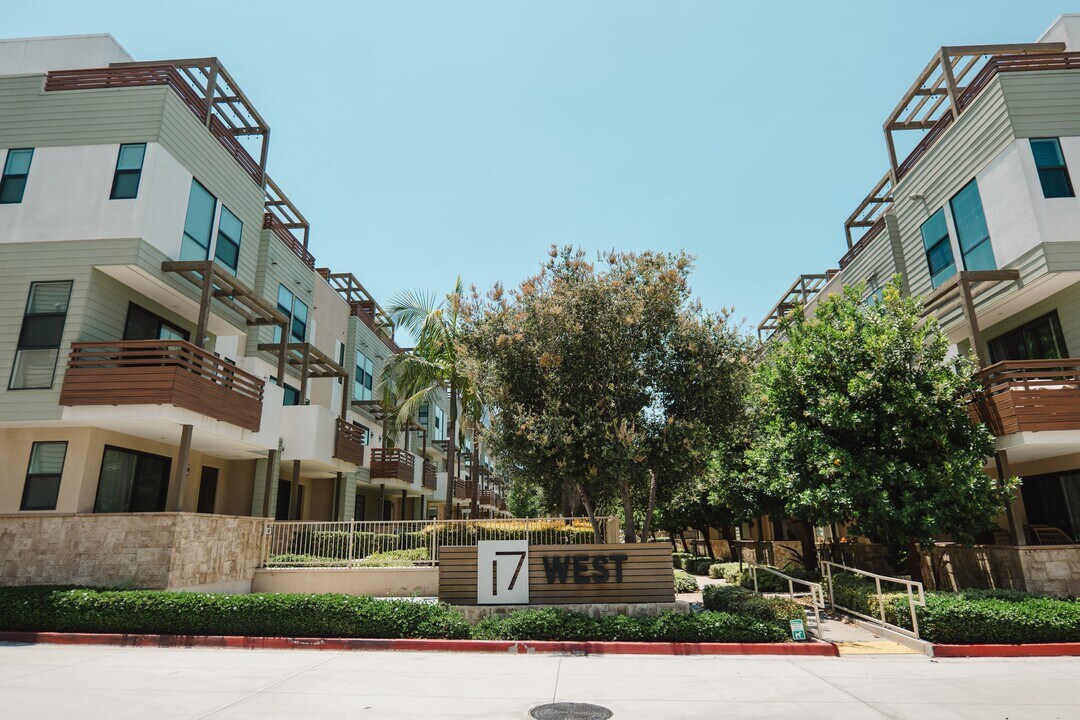 688 Malibu in Costa Mesa, CA - Building Photo