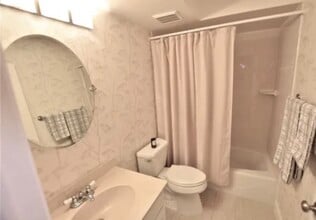 4570 Ringwood Meadow, Unit 2 in Sarasota, FL - Building Photo - Building Photo