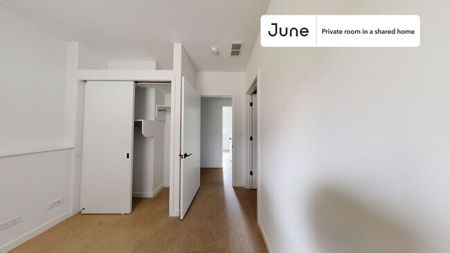 Private bedroom in 4 bed/3.5 bath Home in Chicago, IL - Building Photo - Building Photo