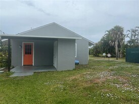 2533 Myrtle Ave in Punta Gorda, FL - Building Photo