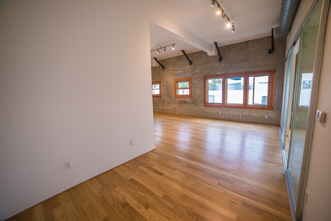 8 Brooks Ave, Unit 13 in Los Angeles, CA - Foto de edificio - Building Photo