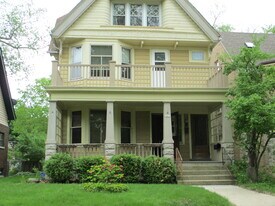 2419 E Stratford Ct in Milwaukee, WI - Building Photo