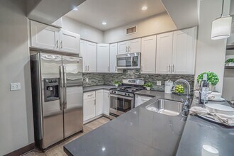 24595 Town Center Dr in Santa Clarita, CA - Building Photo - Building Photo