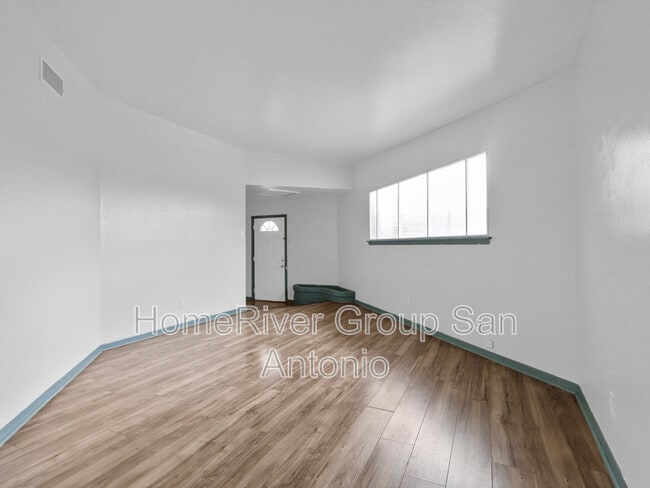 103 E Skyview Dr in San Antonio, TX - Building Photo - Building Photo