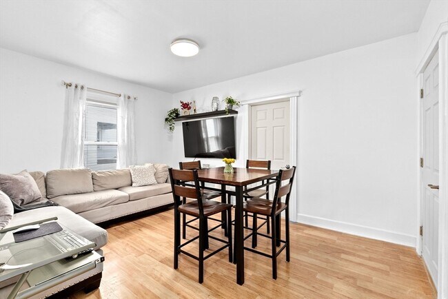 345 Lowell St, Unit 1 in Somerville, MA - Foto de edificio - Building Photo