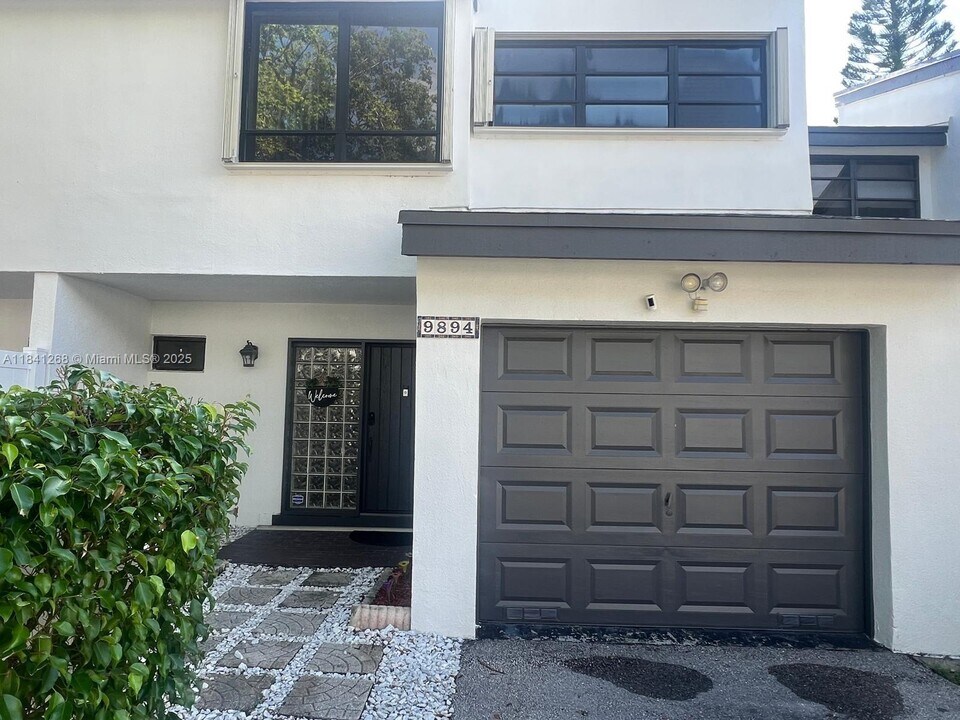 9894 Fairway Cove Ln in Plantation, FL - Building Photo