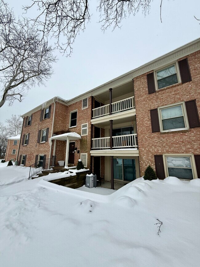 991 Manor Ln, Unit F in Columbus, OH - Foto de edificio - Building Photo