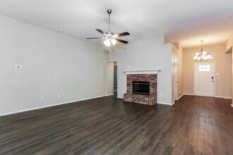 1735 Oneal St in Lancaster, TX - Foto de edificio - Building Photo