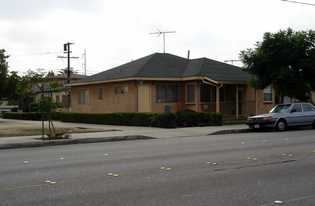 11620-11622 Inglewood Ave in Hawthorne, CA - Building Photo