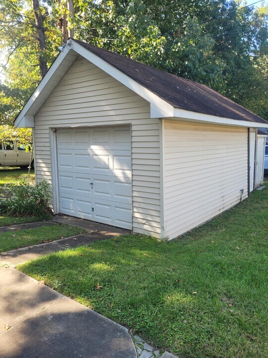 745 Highland Ave, Unit Storage Garage in Palmyra, NJ - Building Photo