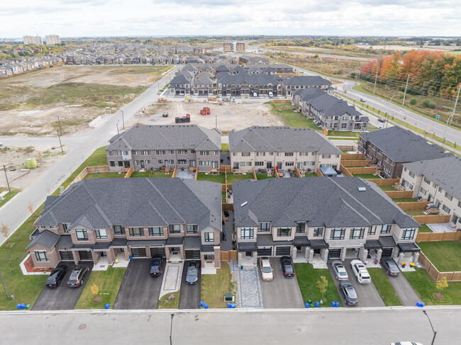 4 Bertram Gate in Whitby, ON - Building Photo - Primary Photo