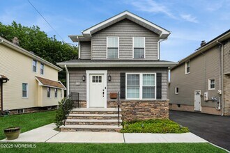 64 Oakridge Ave in Nutley, NJ - Building Photo - Building Photo