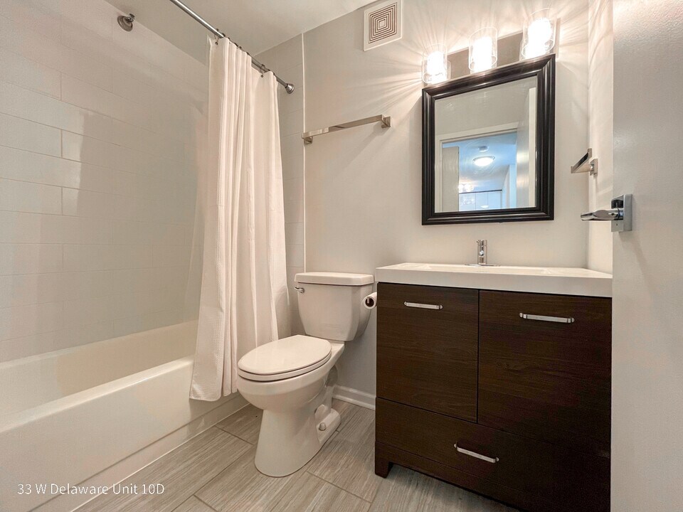 33 W Delaware Pl, Unit 10D in Chicago, IL - Foto de edificio