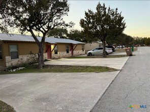 466 Clearview Canyon in Canyon Lake, TX - Foto de edificio - Building Photo