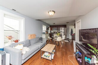 2335 W Moffat St, Unit 3 in Chicago, IL - Building Photo - Building Photo