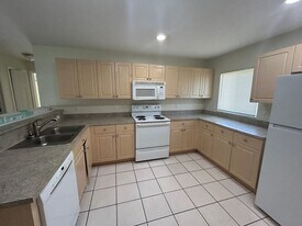 870 Rue Labeau Cir in Ft. Myers, FL - Building Photo