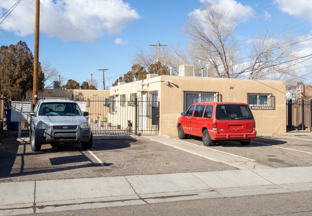 211-215 Texas St SE in Albuquerque, NM - Building Photo