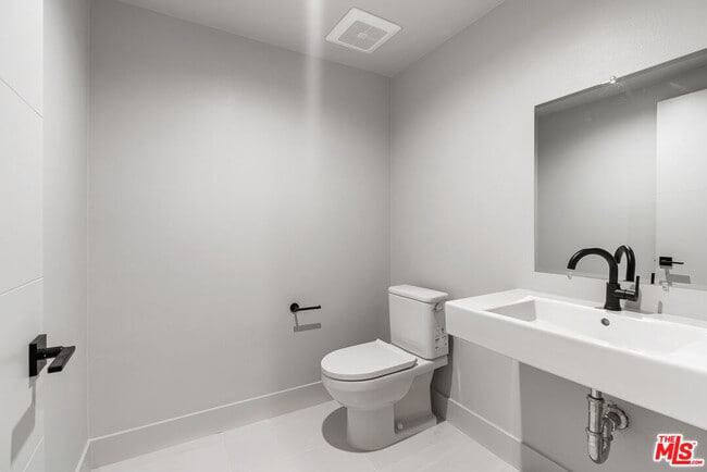 12431 Rochester Ave in Los Angeles, CA - Building Photo - Building Photo