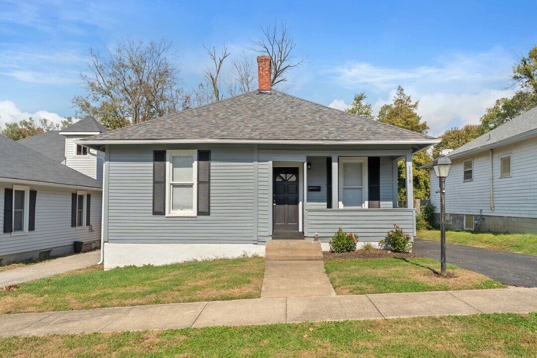 1319 Maple St in Shelbyville, KY - Building Photo