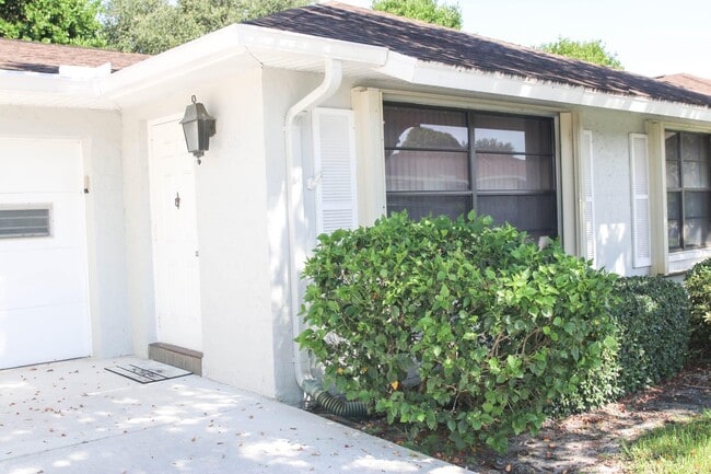 9780 Pecan Tree Dr in Boynton Beach, FL - Building Photo - Building Photo
