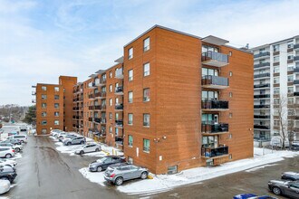 Parkway Manor in Toronto, ON - Building Photo - Building Photo