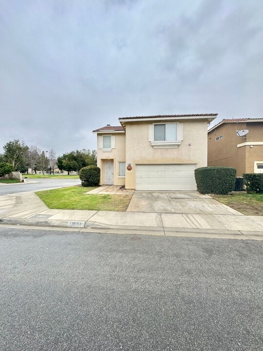 11664 Peacock Ln in Fontana, CA - Building Photo