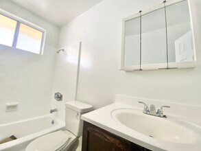 2106 S Bentley Ave in Los Angeles, CA - Foto de edificio - Building Photo