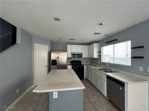 464 Columbia Pike Ave in Las Vegas, NV - Building Photo - Building Photo