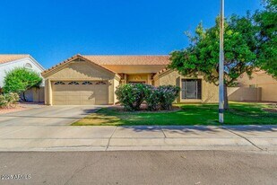 3913 E Amberwood Dr in Phoenix, AZ - Building Photo