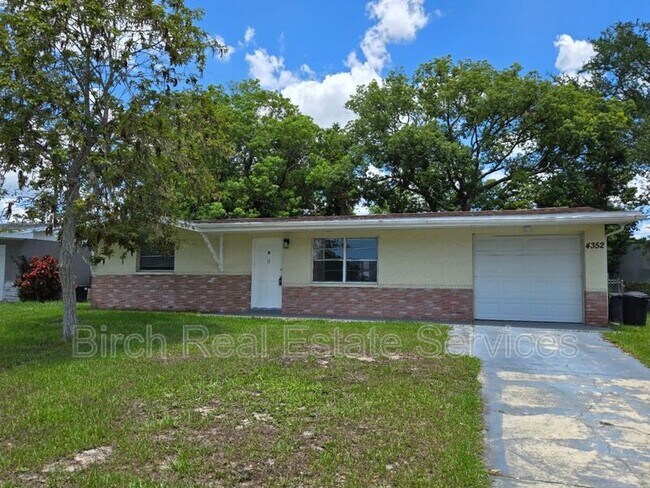 4352 Shoreline Dr in New Port Richey, FL - Building Photo - Building Photo