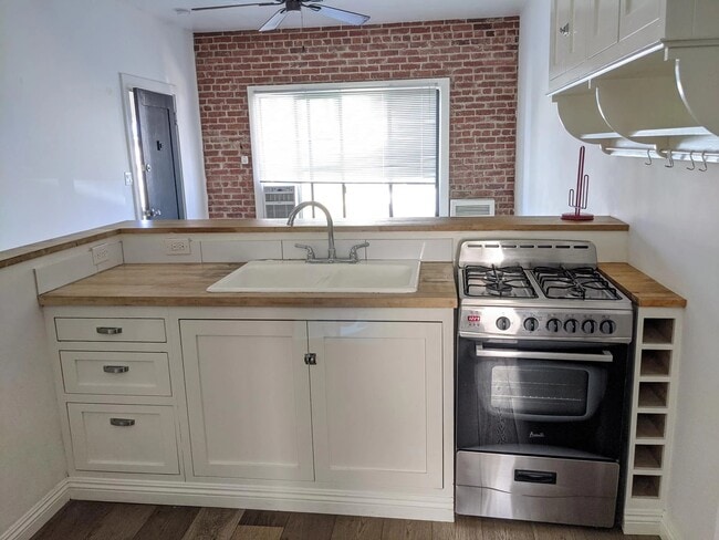 1102 Stone St in Los Angeles, CA - Building Photo - Building Photo