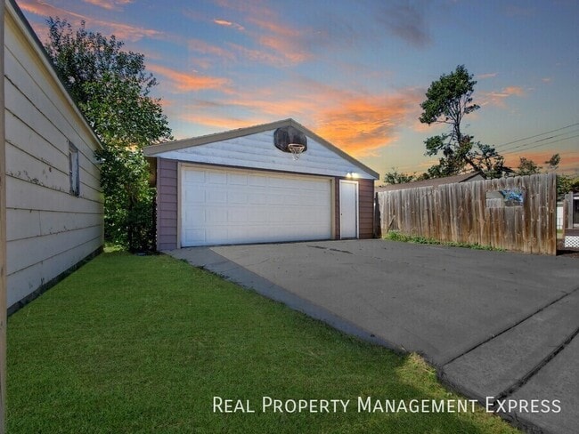 4 Bed 2 Bath Home with Fenced Yard in Sioux Falls, SD - Building Photo - Building Photo