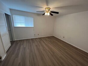 8048 Sands Point Dr in Houston, TX - Foto de edificio - Building Photo