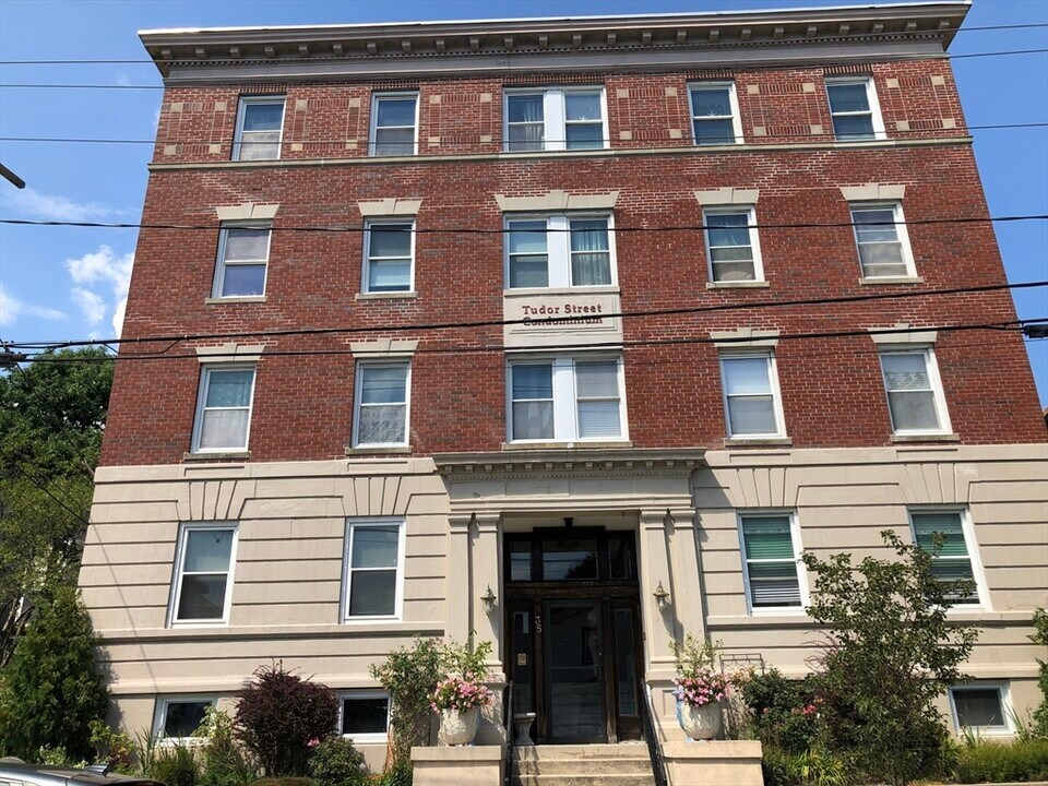 35 Tudor St in Lynn, MA - Building Photo
