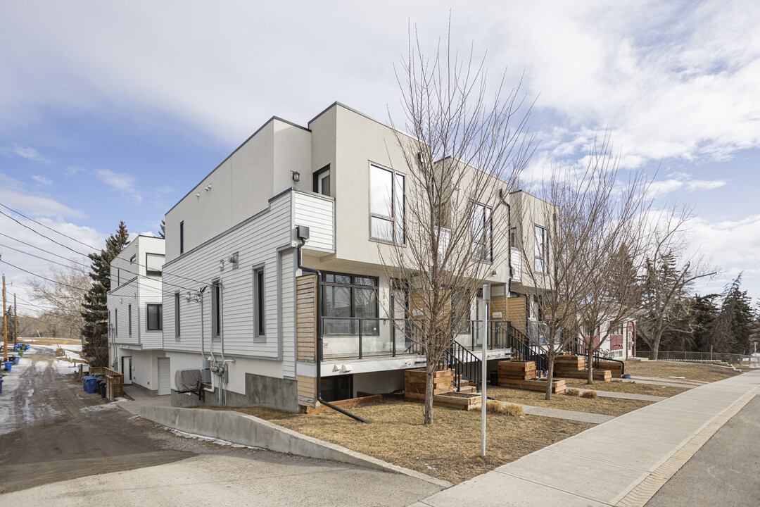 1618 24 Av NW in Calgary, AB - Building Photo