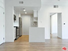 301 S Swall Dr in Los Angeles, CA - Building Photo