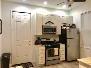 2649 N Wayne Ave-Unit -2649-1FF in Chicago, IL - Building Photo - Building Photo