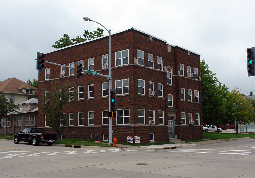 Forrest in Moline, IL - Building Photo