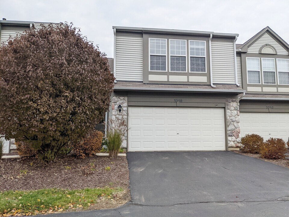 3250 Bromley Ln in Aurora, IL - Building Photo