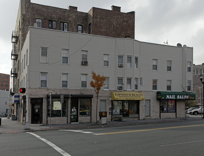 683-687 Montgomery St in Jersey City, NJ - Building Photo - Building Photo