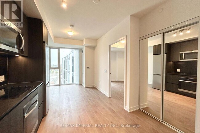 5858 Yonge St in Toronto, ON - Building Photo - Building Photo