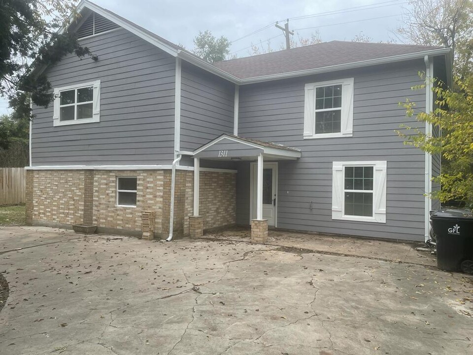 1311 Carlisle St in Rosenberg, TX - Building Photo