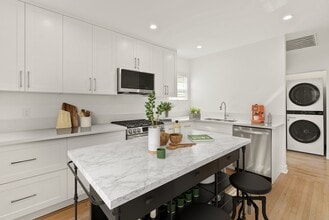 1714 N Ogden Dr, Unit Top Floor in Los Angeles, CA - Building Photo - Building Photo