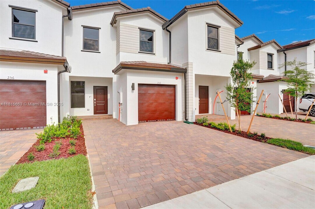252 SW 159th Terrace in Pembroke Pines, FL - Building Photo