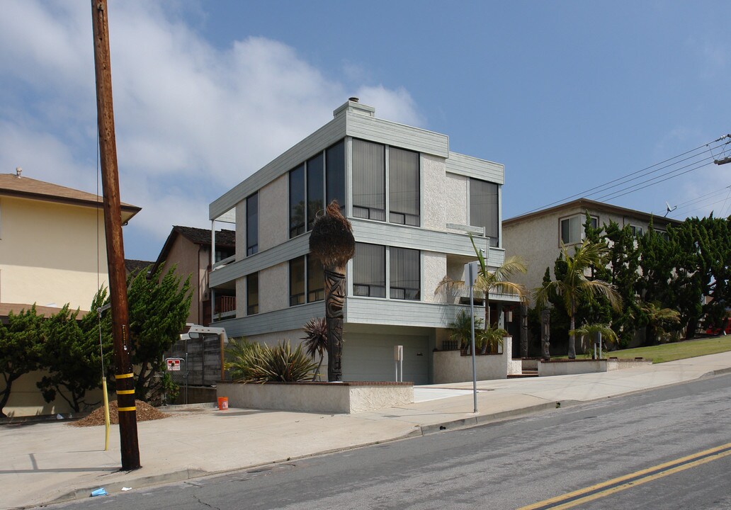 Pacific Beach Dr. in San Diego, CA - Building Photo