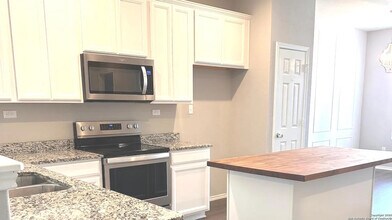 Room in House on Sweetgrass in Canyon Lake, TX - Building Photo - Building Photo